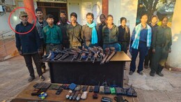 Naxal Surrender: रामधेर मज्जी समेत 12 नक्सलियों ने किया आत्मसमर्पण, Ramdher Majji पर 1 करोड़ का था इनाम