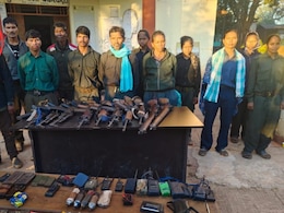 Naxal Surrender: रामधेर मज्जी समेत 12 नक्सलियों ने किया आत्मसमर्पण, Ramdher Majji पर 1 करोड़ का था इनाम