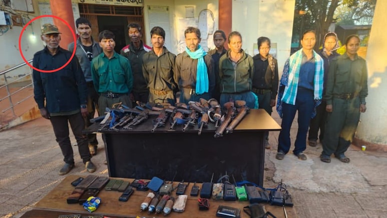Naxal Surrender: रामधेर मज्जी समेत 12 नक्सलियों ने किया आत्मसमर्पण, Ramdher Majji पर 1 करोड़ का था इनाम