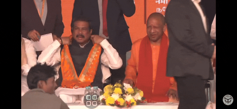 काशी-तमिल संगमम के उद्घाटन समारोह में केंद्रीय शिक्षा मंत्री धर्मेंद्र प्रधान के साथ यूपी के मुख्यमंत्री योगी आदित्यनाथ.