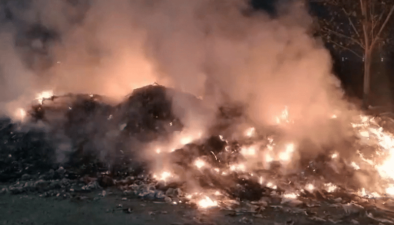 प्रदूषण में सांस के लिए तड़पते नोएडा पर एक और मुसीबत, डंपिग यार्ड में लगी भीषण आग