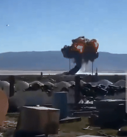 धड़ाम से नीचे गिरते ही आग का गोला बना... अमेरिका का घातक फाइटर जेट F-16 क्रैश