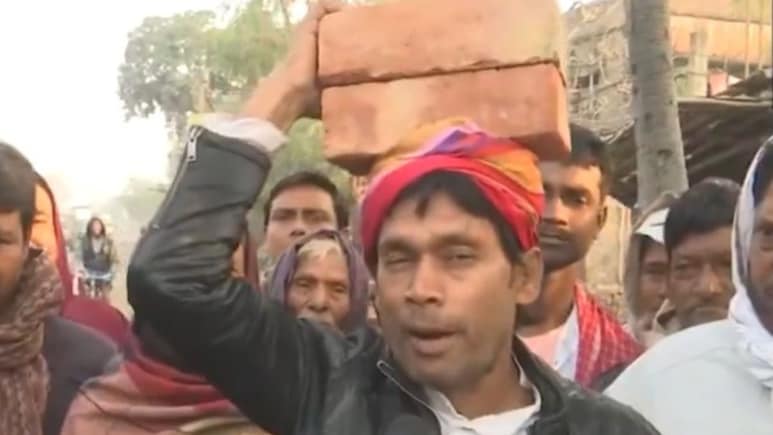 'बाबरी बनाएंगे...', सिर पर ईंट लिए निकले सफीकुल इस्लाम