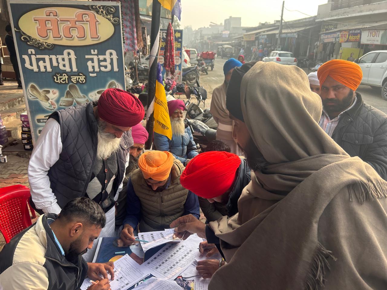 मतदान केंद्र पर मतपत्रों की जांच में जुटे चुनाव अधिकारी. मतदान केंद्र पर मतपत्रों की जांच में जुटे चुनाव अधिकारी.