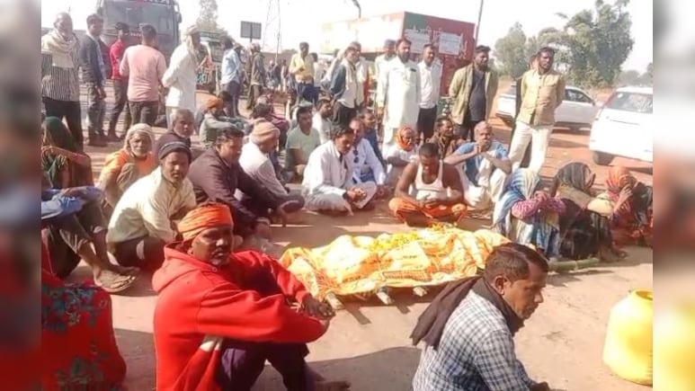 श्मशान के लिए संघर्ष! तहसील के सामने शव को रखकर चक्काजाम, ग्रामीण बोले- स्थाई समाधान चाहिए