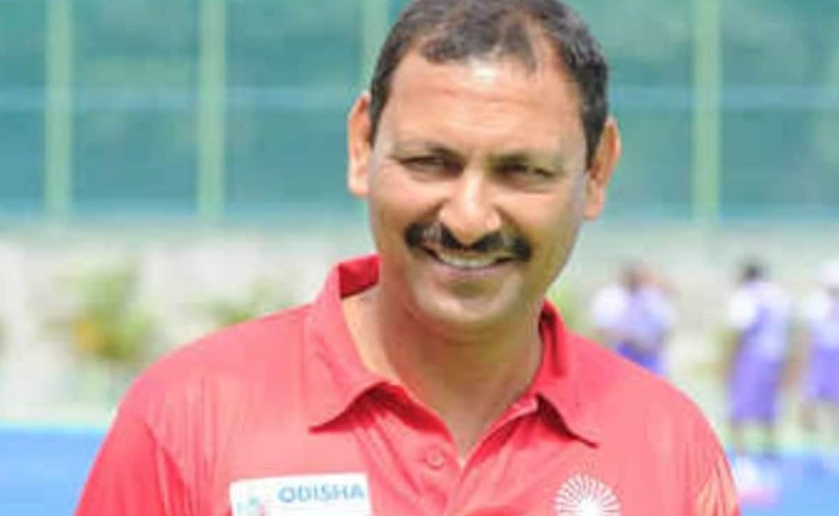 HOCKEY: हॉकी में कुछ तो गड़बड़ है, वर्ल्ड कप की तैयारी के बीच महिला टीम के कोच हरेंद्र सिंह का इस्तीफा