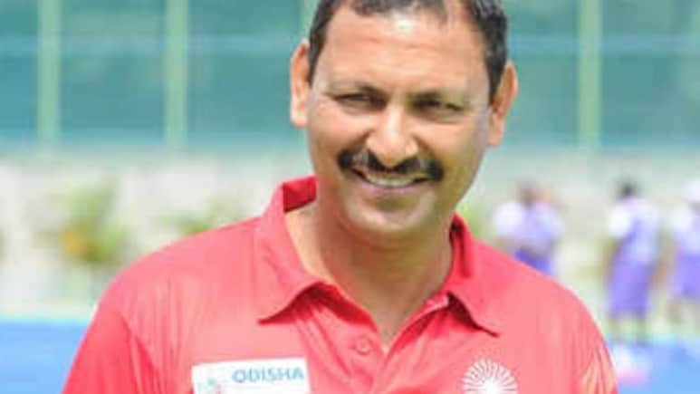 HOCKEY: हॉकी में कुछ तो गड़बड़ है, वर्ल्ड कप की तैयारी के बीच महिला टीम के कोच हरेंद्र सिंह का इस्तीफा