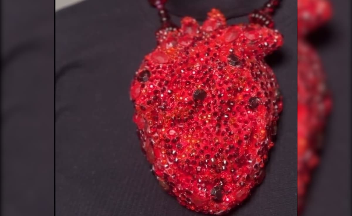 बीटिंग हार्ट नेकलेस