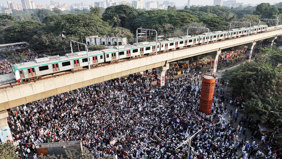 Supporters block the Shahbagh Square as they protest the death of Sharif Osman Hadi.