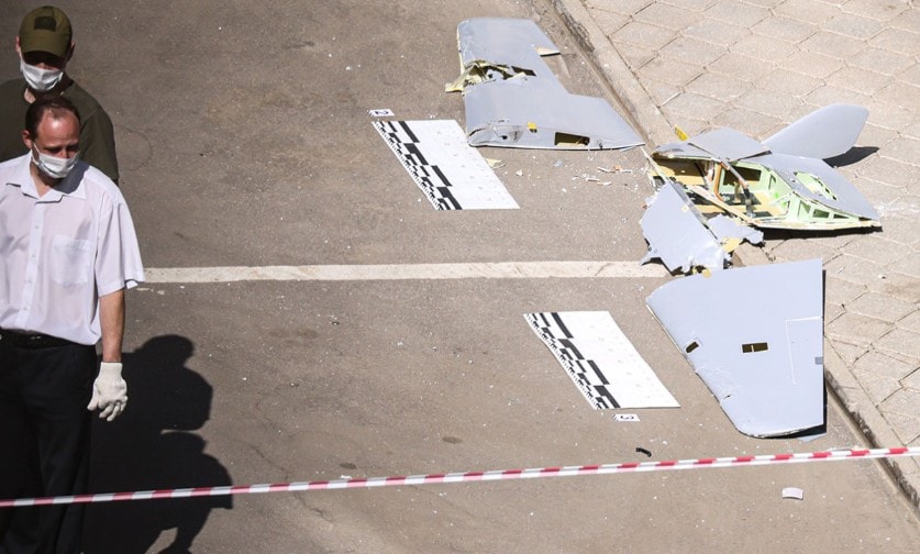 ड्रोन अटैक के बाद बिखरा मलबा. 