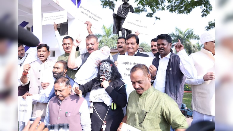 MP विधानसभा में 'पूतना' बन कर आई कांग्रेस विधायक! कप-सिरप कांड पर कांग्रेस का हल्ला बोल