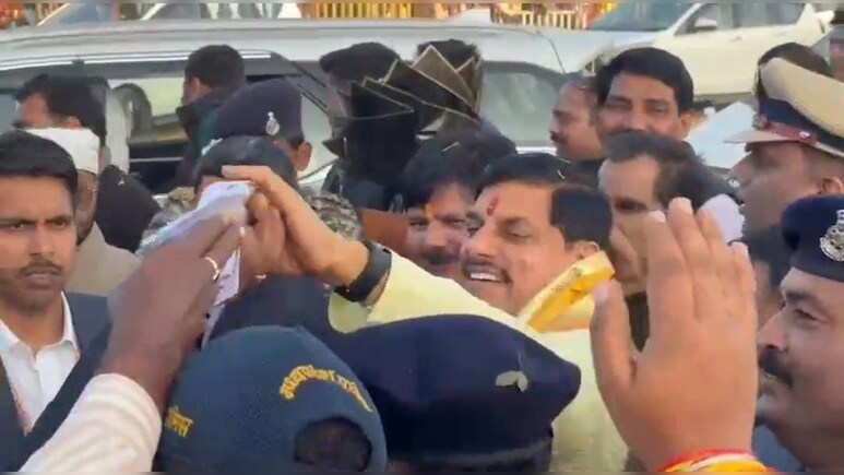 भिंड में CM के सामने किसानों का उग्र प्रदर्शन, बिजली अफसरों पर फर्जी कार्रवाई के आरोप, किसानों ने DGM को हटाने की मांग