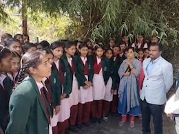 Dhar: कन्या शिक्षा परिसर की छात्राओं का प्रदर्शन, पूर्व प्रिंसिपल की पुनः पदस्थापना की मांग, SDM-तहसीलदार मौके पर पहुंचे