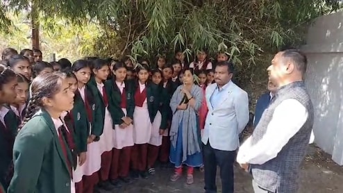 Dhar: कन्या शिक्षा परिसर की छात्राओं का प्रदर्शन, पूर्व प्रिंसिपल की पुनः पदस्थापना की मांग, SDM-तहसीलदार मौके पर पहुंचे