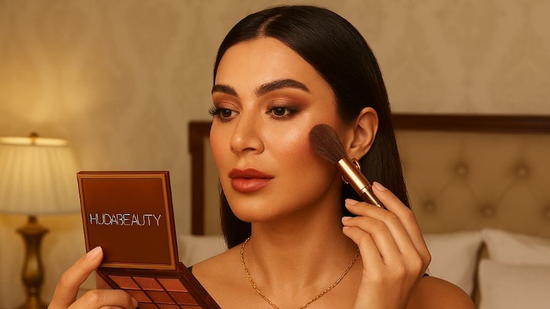 Myntra EORS: Huda Beauty के इन मेकअप प्रोडक्ट्स से घर पर करें प्रोफेशनल मेकअप, कीमत कर देगी हैरान