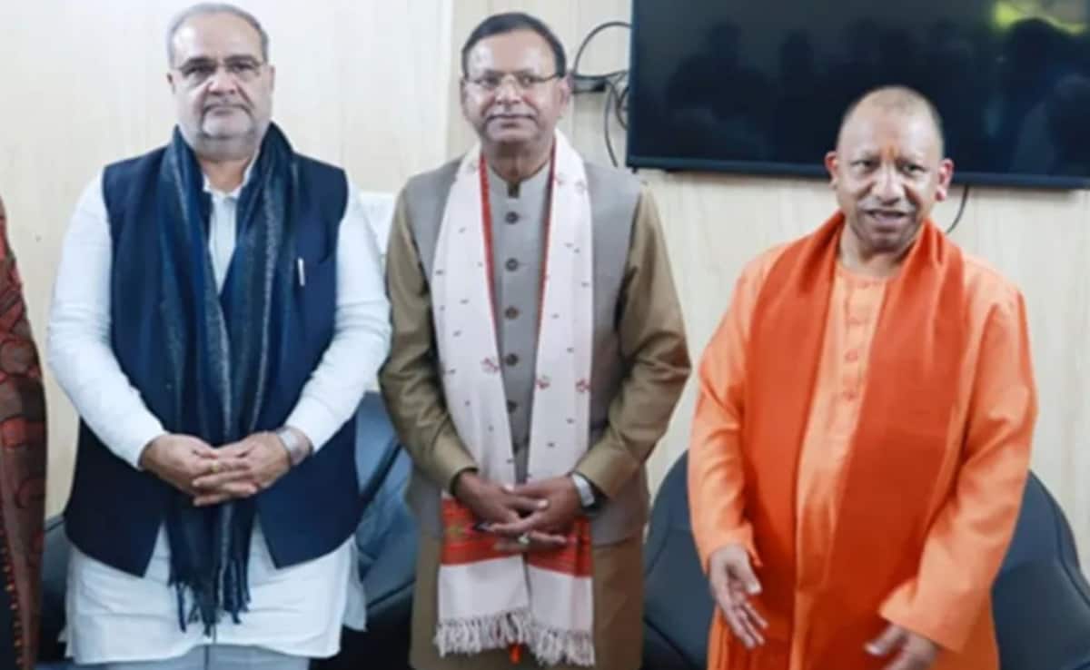 पंकज चौधरी बने यूपी के नए अध्यक्ष, सीएम योगी के पैर छूकर लिया आशीर्वाद | UP  BJP New President Pankaj Chaudhary name announced Uttar Pradesh panchayat  elections