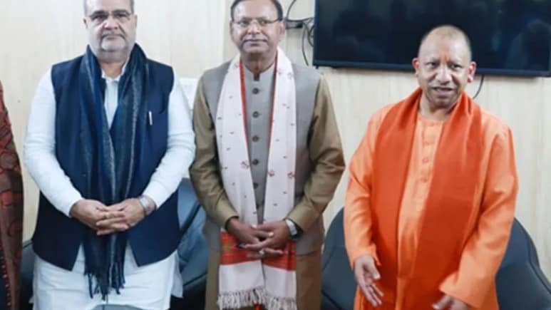 पंकज चौधरी बने यूपी के नए अध्यक्ष, सीएम योगी के पैर छूकर लिया आशीर्वाद