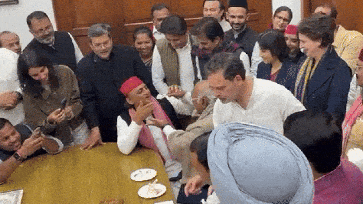 संसद में अखिलेश का हाथ पकड़कर कमरे में ले गए राहुल, सामने रखा था केक, दोस्ती 2.0 की कहानी