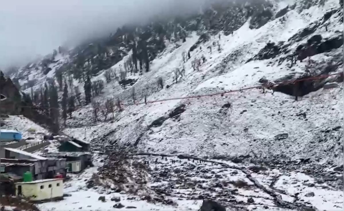 पहलगाम में हुई सीजन की पहली बर्फबारी