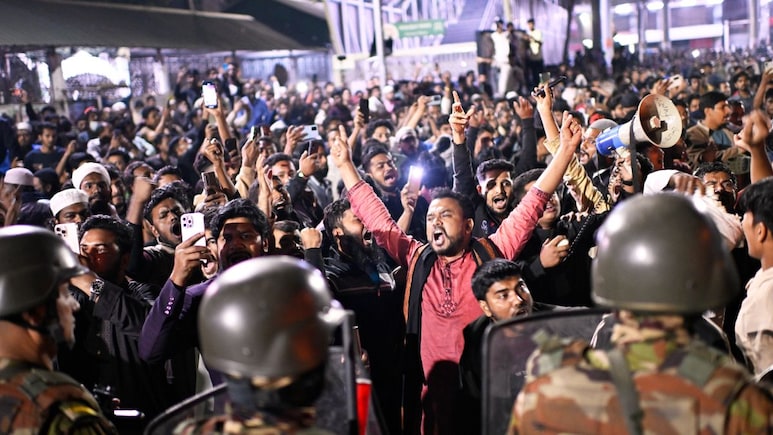 बांग्लादेश में हिंसक प्रदर्शन,  चटगांव में भारतीय वीजा आवेदन प्रक्रिया अनिश्चितकाल के लिए निलंबित