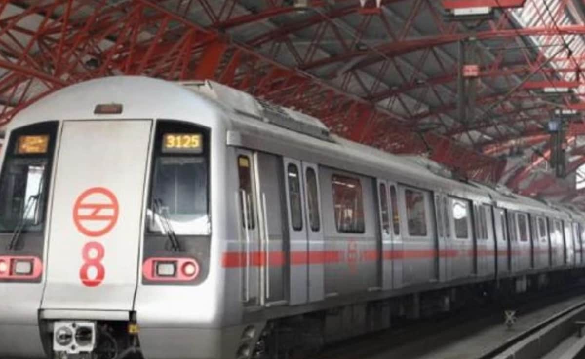 दिल्ली में प्रदूषण के खिलाफ लड़ाई में मेट्रो ट्रेनों ने बड़ा योगदान दिया है, जो दिसंबर 2002 में चलनी शुरू हुई थीं. दिल्ली में प्रदूषण के खिलाफ लड़ाई में मेट्रो ट्रेनों ने बड़ा योगदान दिया है, जो दिसंबर 2002 में चलनी शुरू हुई थीं.