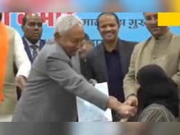 नीतीश ने महिला का हिजाब हटाया तो जेडीयू नेता बोले-कामयाब बेटी का चेहरा दुनिया को दिखाना चाहते थे सीएम