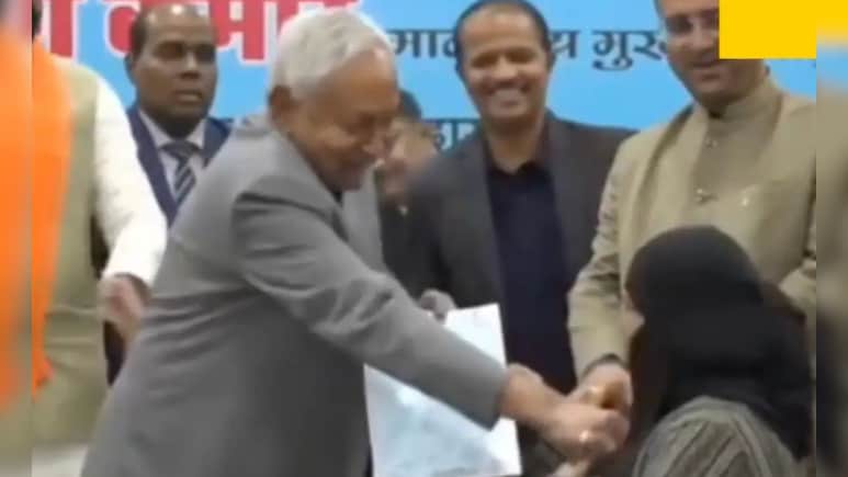 नीतीश ने महिला का हिजाब हटाया तो जेडीयू नेता बोले-कामयाब बेटी का चेहरा दुनिया को दिखाना चाहते थे सीएम