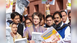 राहुल गांधी विदेश में, इधर मनरेगा पर सरकार और विपक्ष में ठन गई, फिर प्रियंका ने ऐसे संभाला मोर्चा