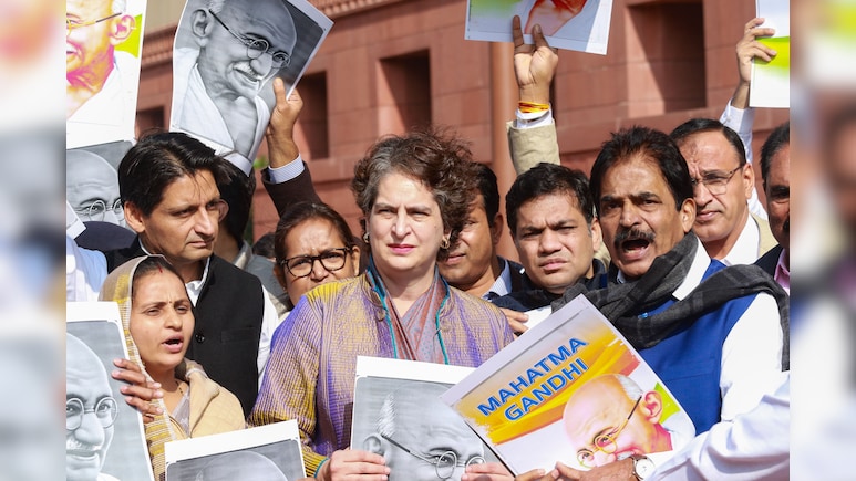 राहुल गांधी विदेश में, इधर मनरेगा पर सरकार और विपक्ष में ठन गई, फिर प्रियंका ने ऐसे संभाला मोर्चा