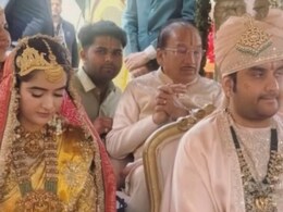 कथावाचक इंद्रेश उपाध्याय और पत्नी शिप्रा की पहली तस्वीर, मंडप में पीछे बैठे धीरेंद्र शास्त्री और कुमार विश्वास