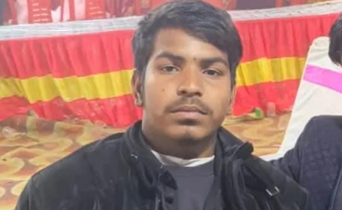 गोरखपुर में कॉलेज में घुसकर 11वीं के छात्र की गोली मारकर हत्या, शव लेकर आरोपियों के घर पहुंचे परिजन