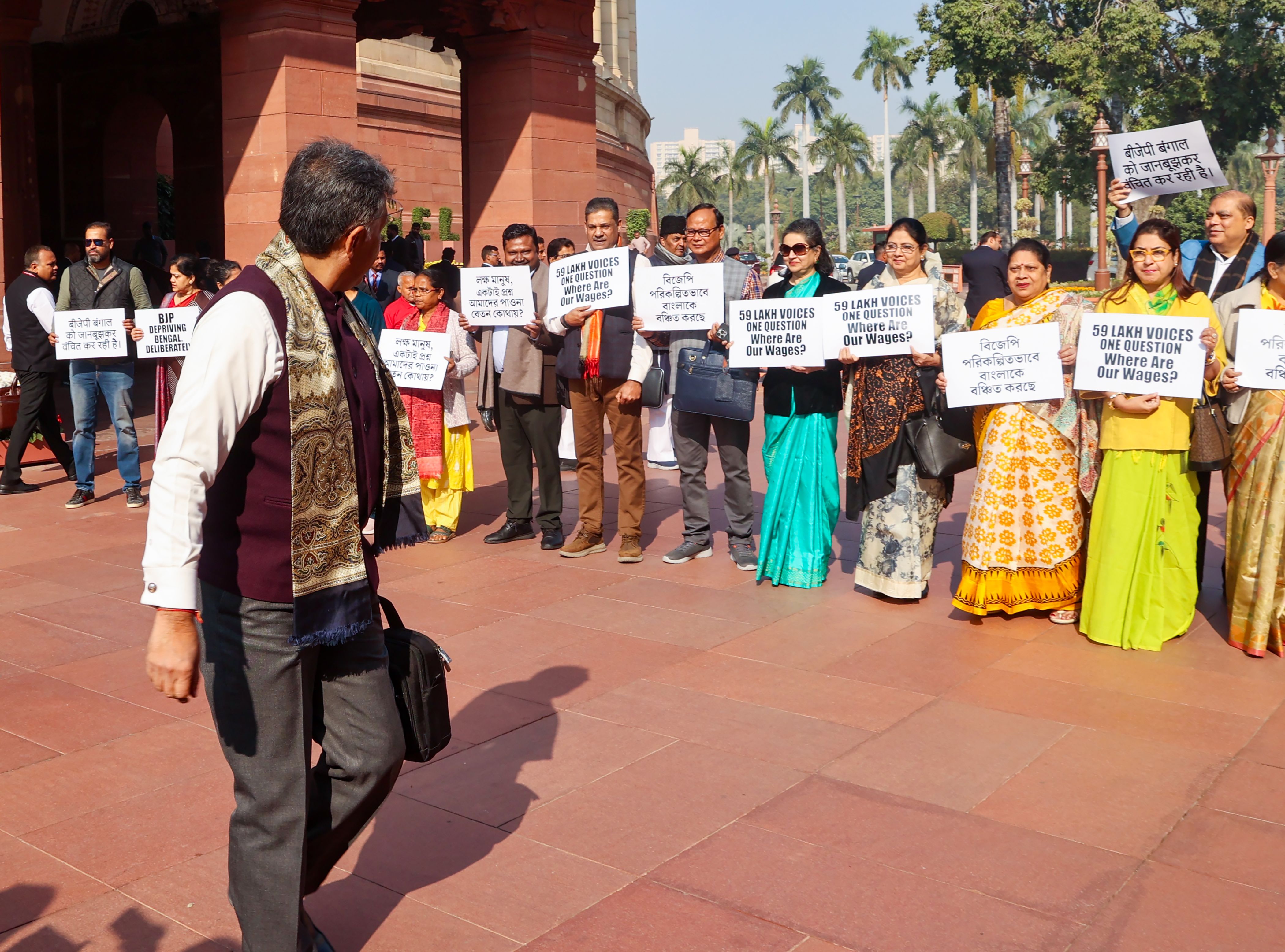 मनरेगा योजना को लेकर टीएसी सांसदों ने गुरुवार को भी संसद भवन परिसर में प्रदर्शन किया था. मनरेगा योजना को लेकर टीएसी सांसदों ने गुरुवार को भी संसद भवन परिसर में प्रदर्शन किया था.