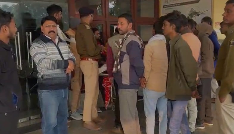 मामले की जांच में लगी पुलिस टीम. मामले की जांच में लगी पुलिस टीम.