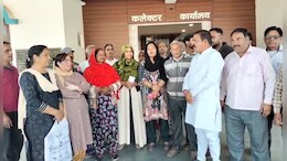 PM Awas Yojana में अंधेरा: मकान मिले, लेकिन न बिजली और न रजिस्ट्री; कलेक्ट्रेट पहुंचे हितग्राही