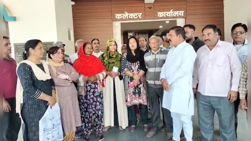 PM Awas Yojana में अंधेरा: मकान मिले, लेकिन न बिजली और न रजिस्ट्री; कलेक्ट्रेट पहुंचे हितग्राही