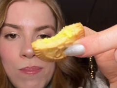 American Vlogger Tries Indian Snacks For The First Time, Watch Her Reaction