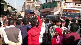 टीकमगढ़ और श्योपुर में यूरिया खाद के लिए हाहाकार, किसान सड़कों पर उतरे, हाईवे जाम कर किया विरोध