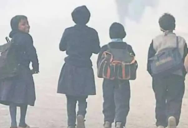यूपी में भीषण ठंड की वजह से 12वीं तक के सभी स्कूल एक जनवरी तक बंद करने के आदेश