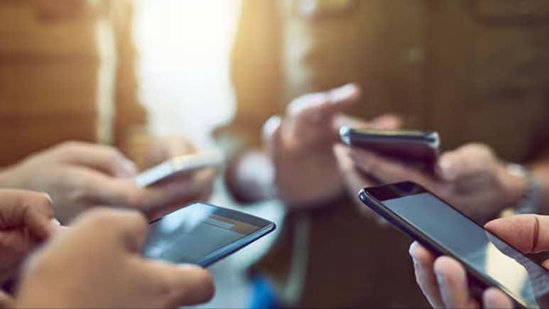 हिमाचल के स्कूलों में मोबाइल फोन, स्मार्ट वॉच के इस्तेमाल पर रोक, नए साल से लागू होंगे आदेश&nbsp;