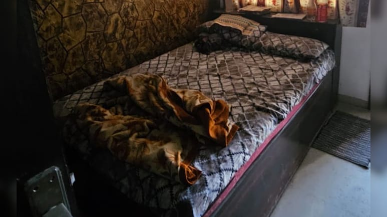 बंद घर में पति-पत्नी के 15 दिन पुराने मिले शव, पड़ोसियों को बदबू आने पर हुआ खुलासा