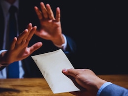 Navi Mumbai: टीप मिळाली, रेल्वे स्टेशनमध्ये सापळा रचला अन् रंगेहाथ पकडलं; नवी मुंबईत ACBची मोठी कारवाई!