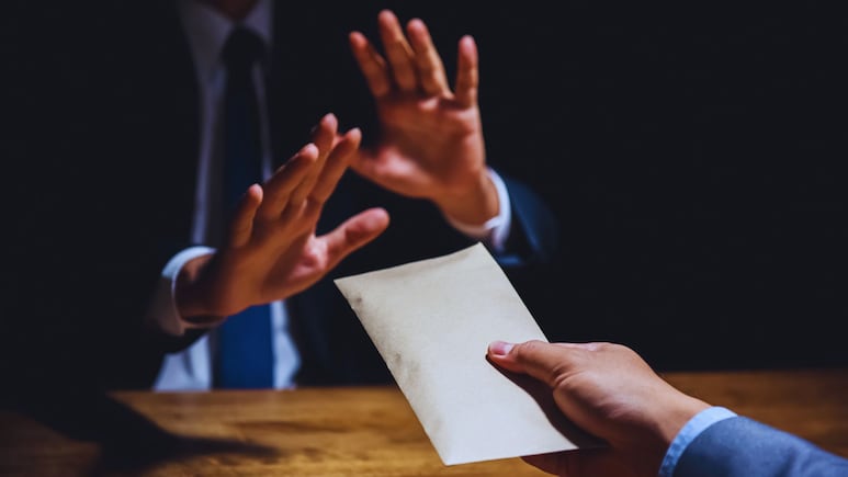 Navi Mumbai: टीप मिळाली, रेल्वे स्टेशनमध्ये सापळा रचला अन् रंगेहाथ पकडलं; नवी मुंबईत ACBची मोठी कारवाई!