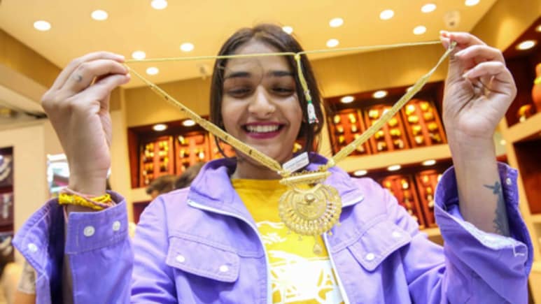 Gold-Silver Prices: सोना हुआ सस्ता, चांदी ने भरी ऊंची उड़ान, इस हफ्ते गोल्ड 3 हजार गिरा, चांदी 2.34 लाख पार