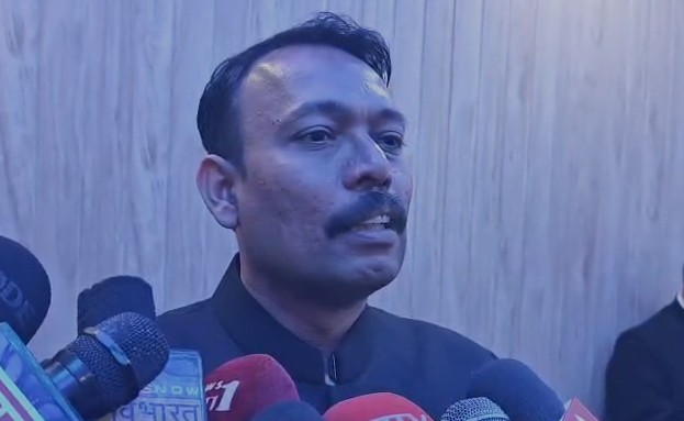 BJP शासन में ब्राह्मणों के अपमान की बात कर पद से इस्तीफा देने वाले अलंकार अग्निहोत्री कौन हैं?