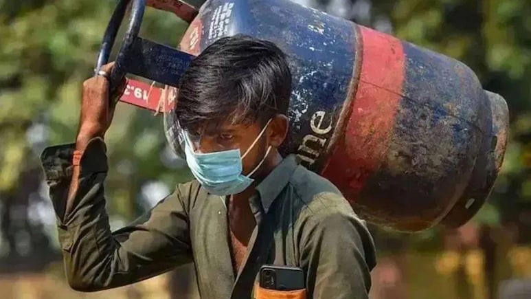 LPG Price Hike: नए साल का महंगा' तोहफा, कमर्शियल गैस सिलेंडर के दाम बढ़े, जानें कब से लागू होगी नई दरें