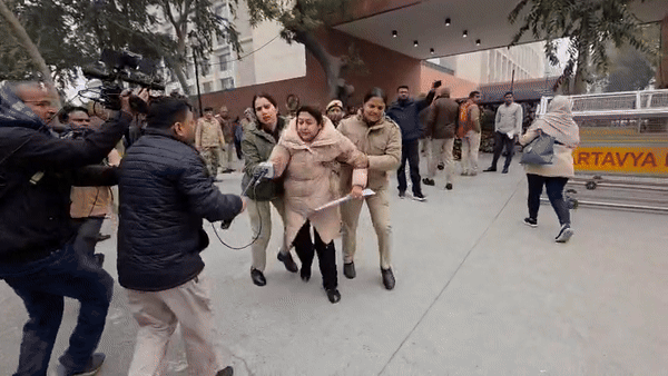 बंगाल में ED रेड पर दिल्ली में बवाल, होम मिनिस्ट्री के बाहर धरने पर बैठे TMC सांसदों को हिरासत में लिया