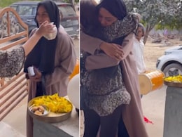 उमरा से वापस आई मुस्लिम दोस्त का हिंदू लड़की ने किया ऐसा स्वागत, करोड़ों दिलों को छू गया ये VIDEO