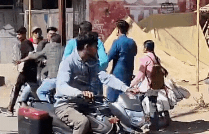 सरेराह भाजपा नेता की दबंगई का VIDEO! युवक को दौड़ा-दौड़ाकर पीटा, तमाशबीन बने लोग