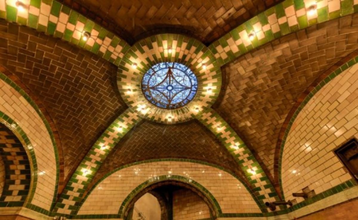 न्यूयॉर्क के सिटी हॉल सबवे स्टेशन को 1904 में खोला गया था. यह स्टेशन अपनी शानदार बनावट के लिए मशहूर है.