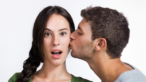 Beard Burn क्या होता है? पार्टनर को Kiss करने के बाद ये लक्षण दिखें तो तुरंत हो जाएं सतर्क